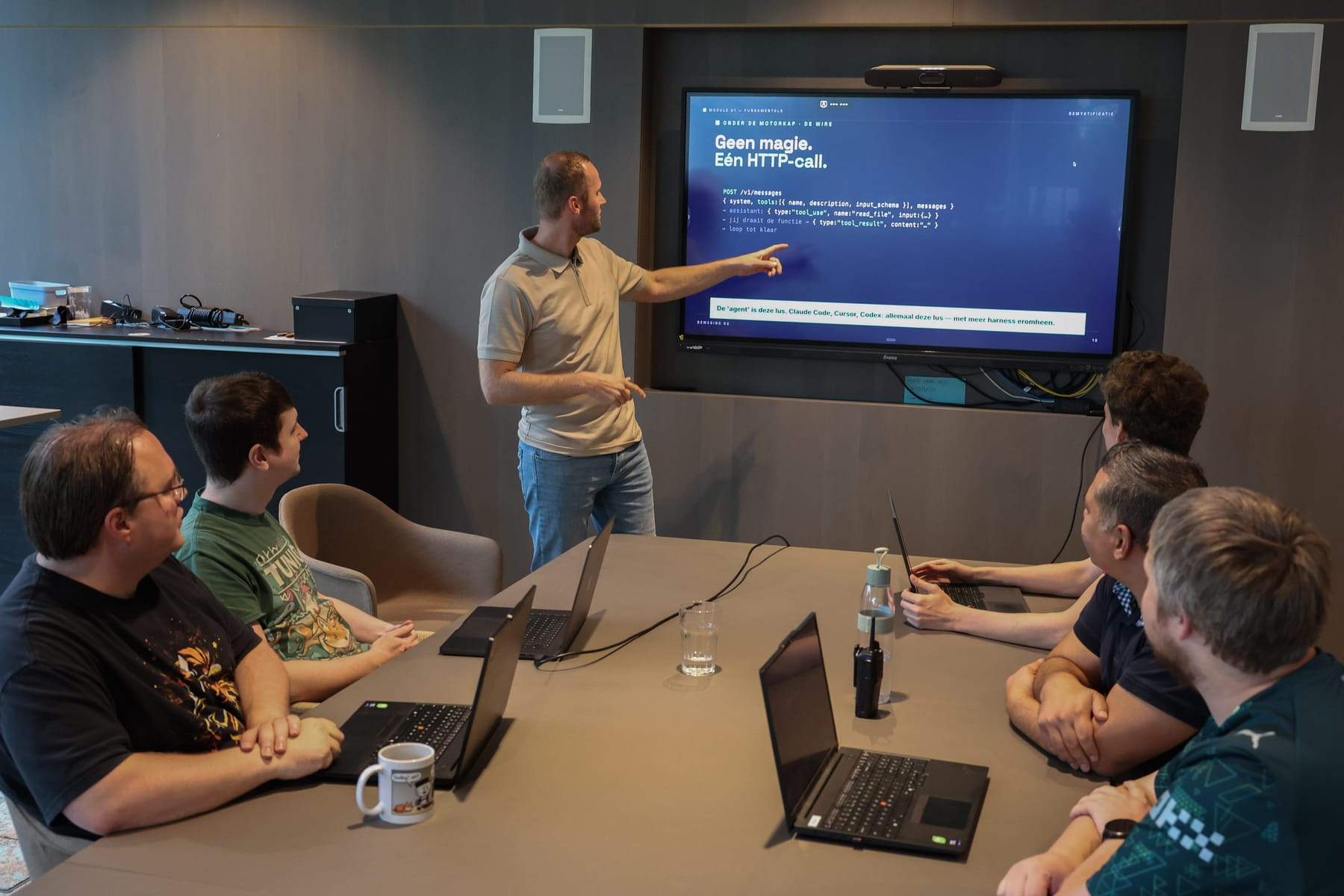 Edwin van Wijngaarden geeft een AI-training aan een developmentteam